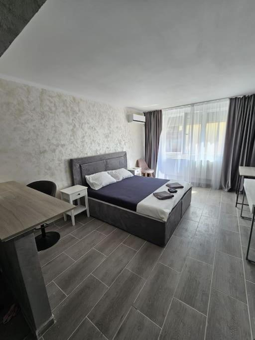 Chic Galati Apartment: Urban Escape Exterior photo
