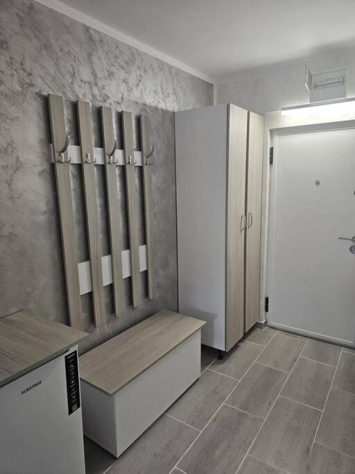 Chic Galati Apartment: Urban Escape Exterior photo